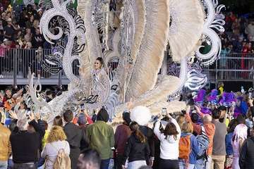  Telde disfruta con el pasacalle de los protagonistas del Carnaval de 'Studio 54'/Lpacarnaval.